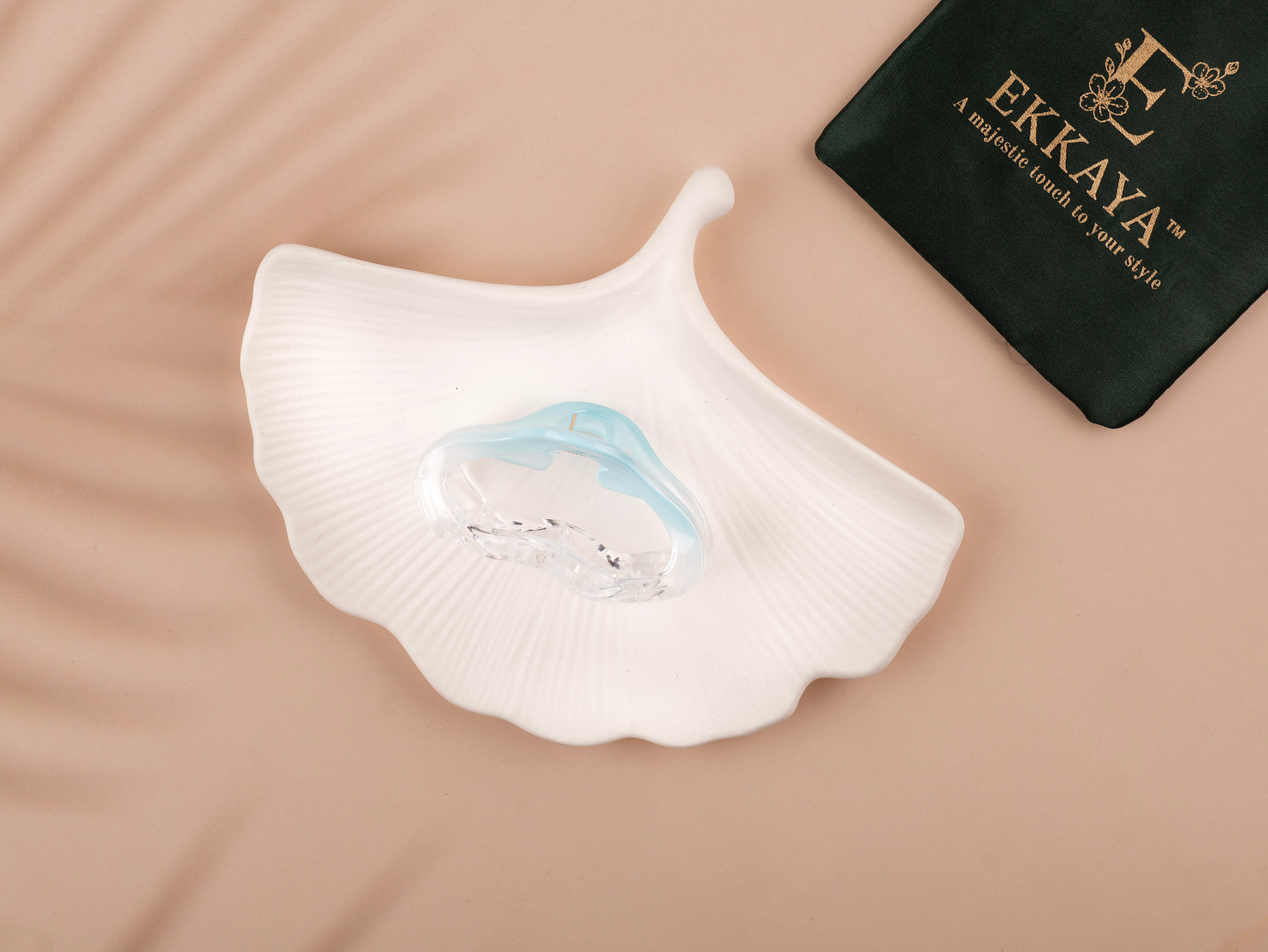 Aura Wave Glossy Claw – Bold Hold with Glossy Elegance